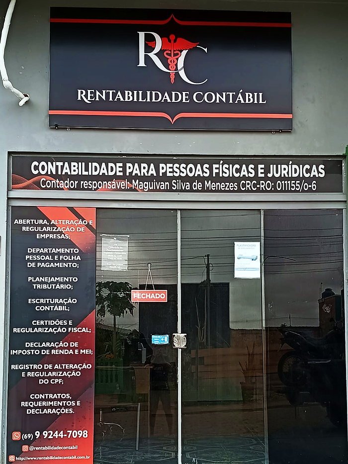 Fachada do escritório da Rentabilidade Contábil, com a placa e a lista de serviços